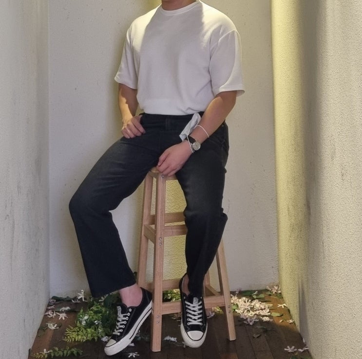 남자 옷 코디 : 흰색 티셔츠 흑청색 청바지 검은 컨버스 남자 옷 코디 : 흰색 티셔츠 흑청색 청바지 검은 컨버스