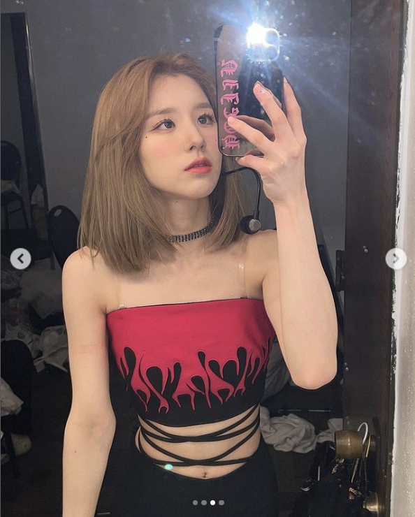 걸그룹 '이달의 소녀' 희진, 바지 풀어 입고 있는 '속옷' 공개...과감한 '로라이즈' 패션을 완벽하게 소화 걸그룹 '이달의 소녀' 희진, 바지 풀어 입고 있는 '속옷' 공개...과감한 '로라이즈' 패션을 완벽하게 소화