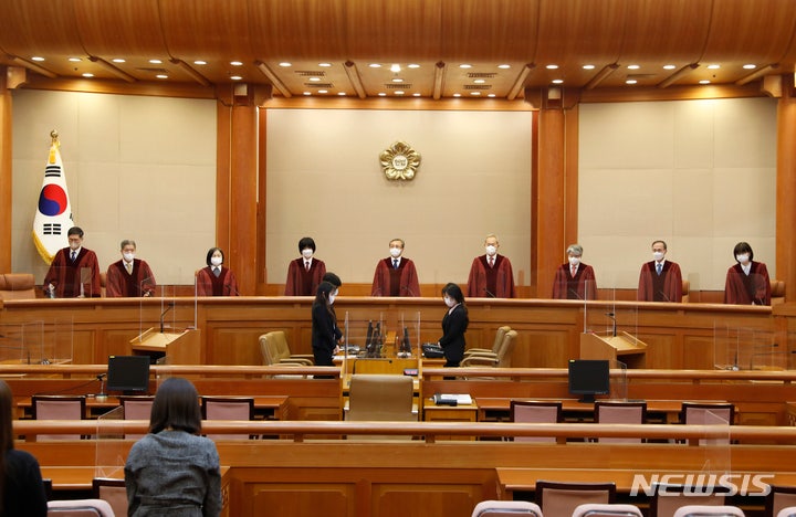 헌재 "'사실혼 포함' 재혼시 공무원유족연금 수급 제한은 합헌" 헌재 "'사실혼 포함' 재혼시 공무원유족연금 수급 제한은 합헌"