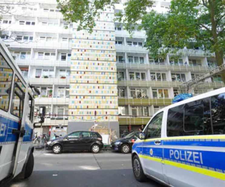 베를린 경찰이 도끼로 여성을 살해한 죽은 남자를 사살합니다.