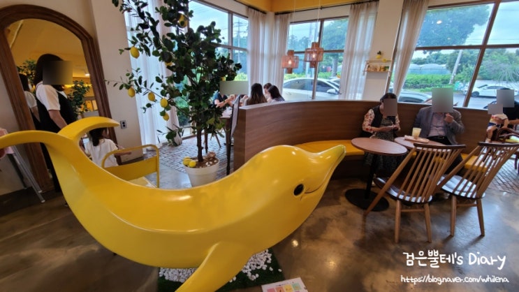 [아이랑 제주여행#10] 고집돌우럭 중문점 웨이팅을 위해 방문한 카페 바나나 후기 - 귀엽고 노란 돌고래 포토존이 있는 카페