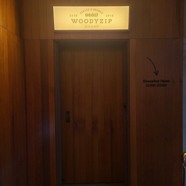  압구정 로데오 "우디집 도산점"-모던한 공간과 크림 브륄레가 인상적인 카페