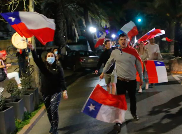 칠레 사람들은 새로운 진보 헌법을 단호히 거부합니다.
