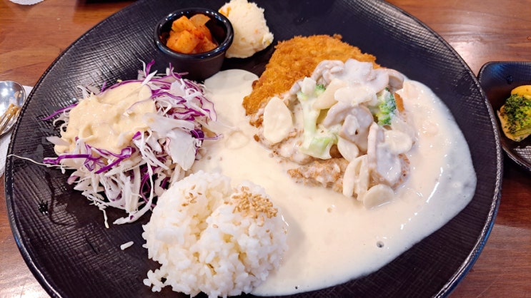 청담동 마녀김밥의 새로운 메뉴, 로제떡볶이와 까르보나라 돈까스를 먹어보았습네다. 청담동 마녀김밥의 새로운 메뉴, 로제떡볶이와 까르보나라 돈까스를 먹어보았습네다.