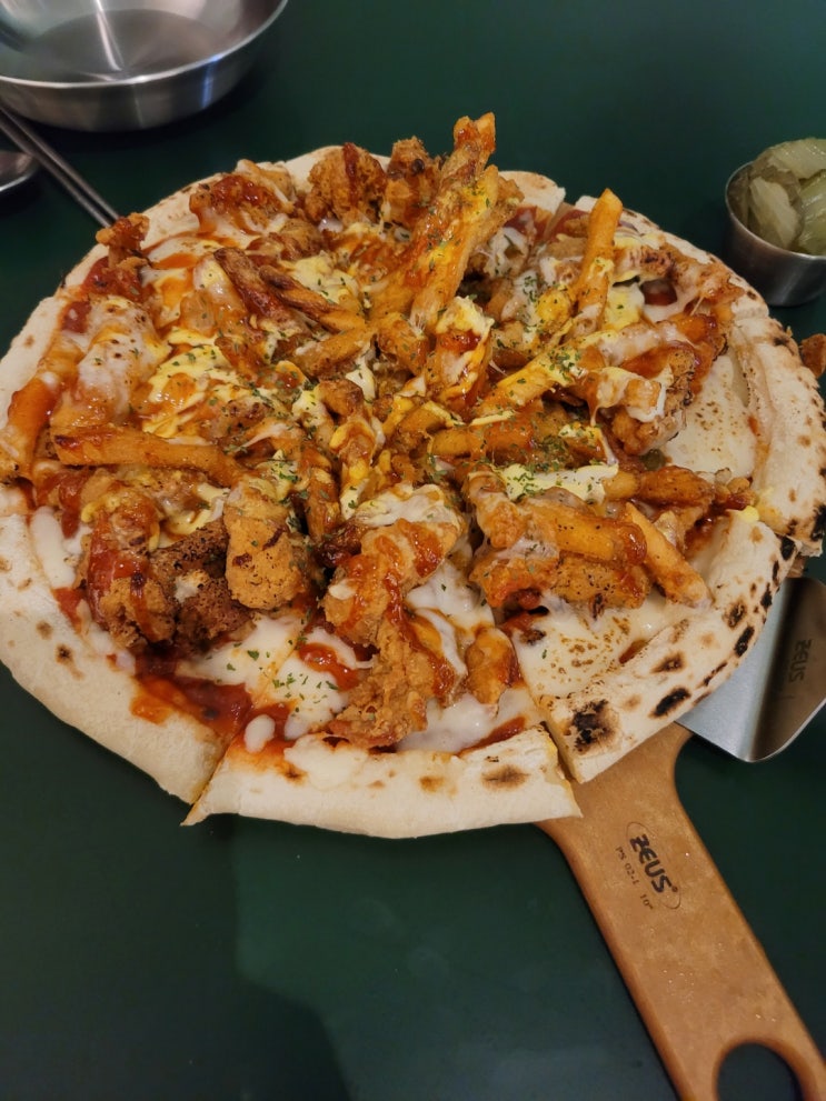  [진주 하대동 술집] 지금까지 이런 맛은 없었다. 이것은 튀김인가 피자인가. 네, 삼삼장 닭껍질 피자입니다~