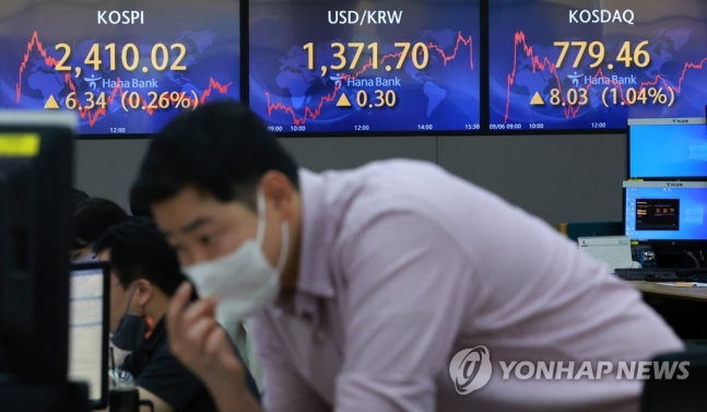 코스피 2,410 턱걸이…환율급등에 외국인 나흘째 '매도' 코스피 2,410 턱걸이…환율급등에 외국인 나흘째 '매도'