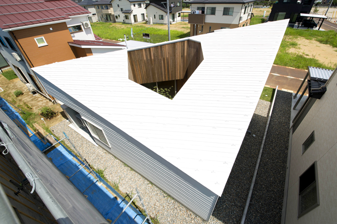 높이를 달리한 사선 대각 맞배지붕 속 중정 품은 평범한 집 짓기