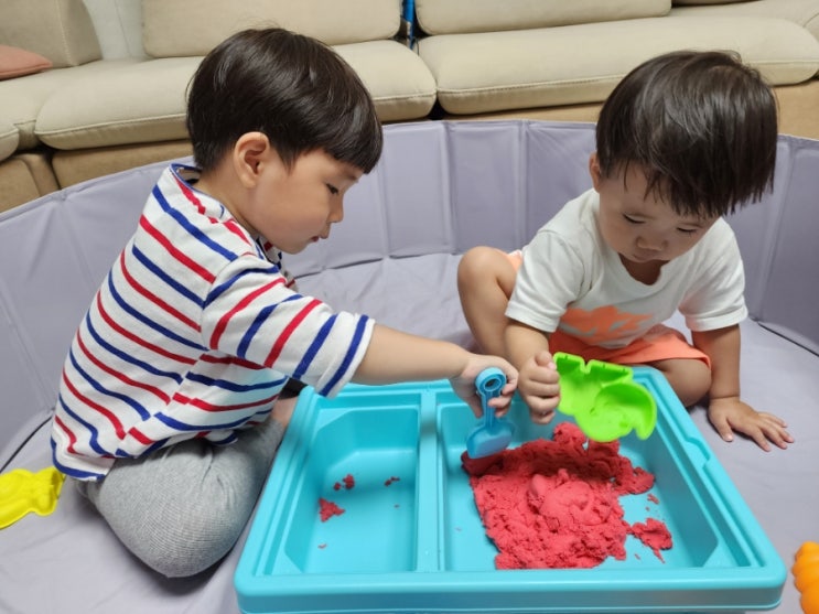 집에서 모래 놀이 : 20개월 아기 언어 자극 방법 언어 발달 상황