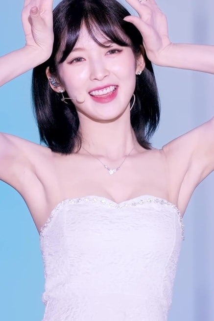 옷도 피부도 우윳빛깔 오마이걸 아린 움짤