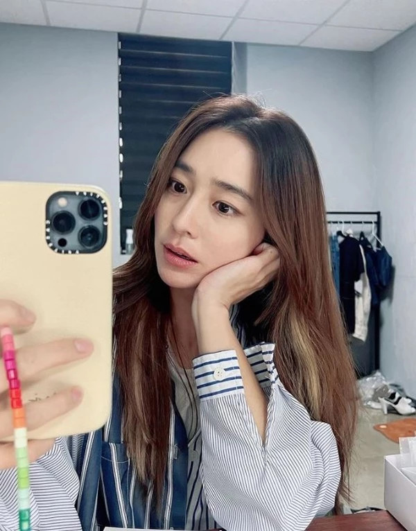 배우 이민정, 백지영이 SNS에 올린 과거 이병헌과 찍은 사진 보고 재치있는 댓글 남겨 시선 강탈 배우 이민정, 백지영이 SNS에 올린 과거 이병헌과 찍은 사진 보고 재치있는 댓글 남겨 시선 강탈
