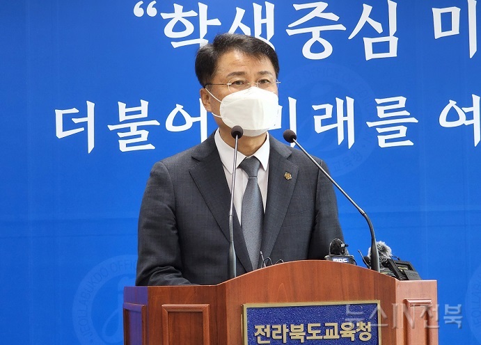 “얼굴상처 없는 <b>이귀재 교수</b>, 동료 교수들과 점심했다”