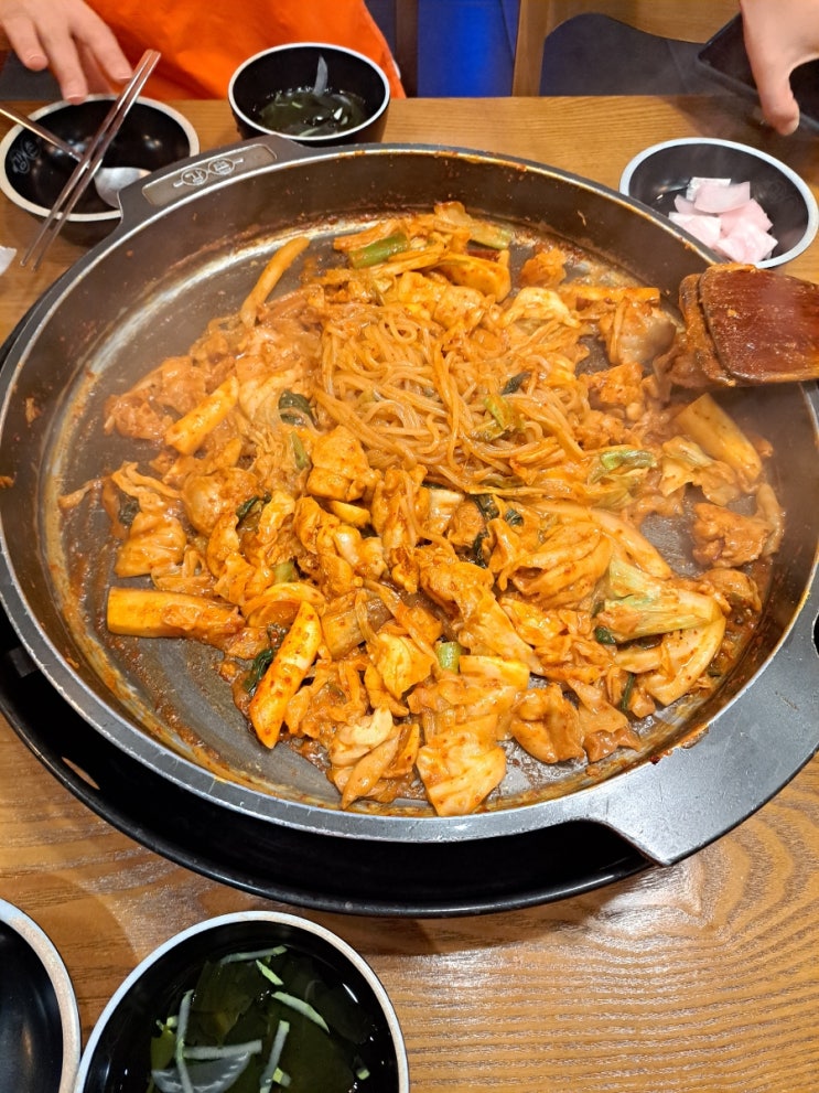 닭갈비가 너무 먹고 싶어서 다녀온 강촌식당에서 쫄면 사리 넣은 철판 닭갈비와 마무리로 볶음밥까지