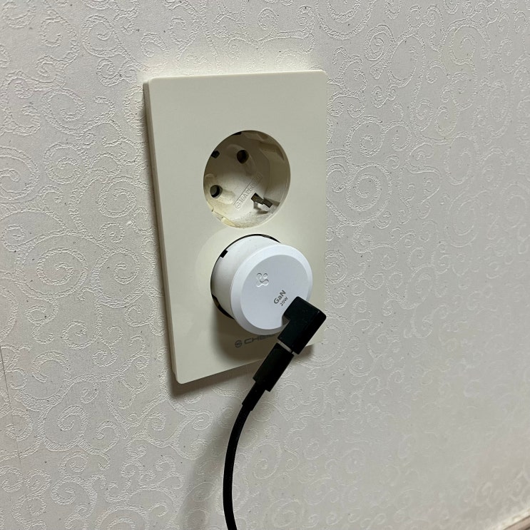  슈피겐 20W 접지 충전기 사용기: 작아서 좋다
