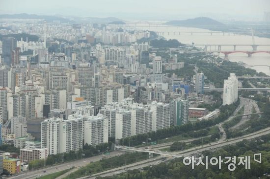 영끌족 "이자 부담에 집 팔아야"…'대출금리 4%' 10년만에 최다 영끌족 "이자 부담에 집 팔아야"…'대출금리 4%' 10년만에 최다