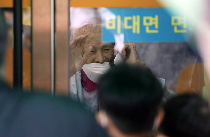 "손 한번 잡지 못하네"…대면면회 금지된 요양시설 '침통' "손 한번 잡지 못하네"…대면면회 금지된 요양시설 '침통'