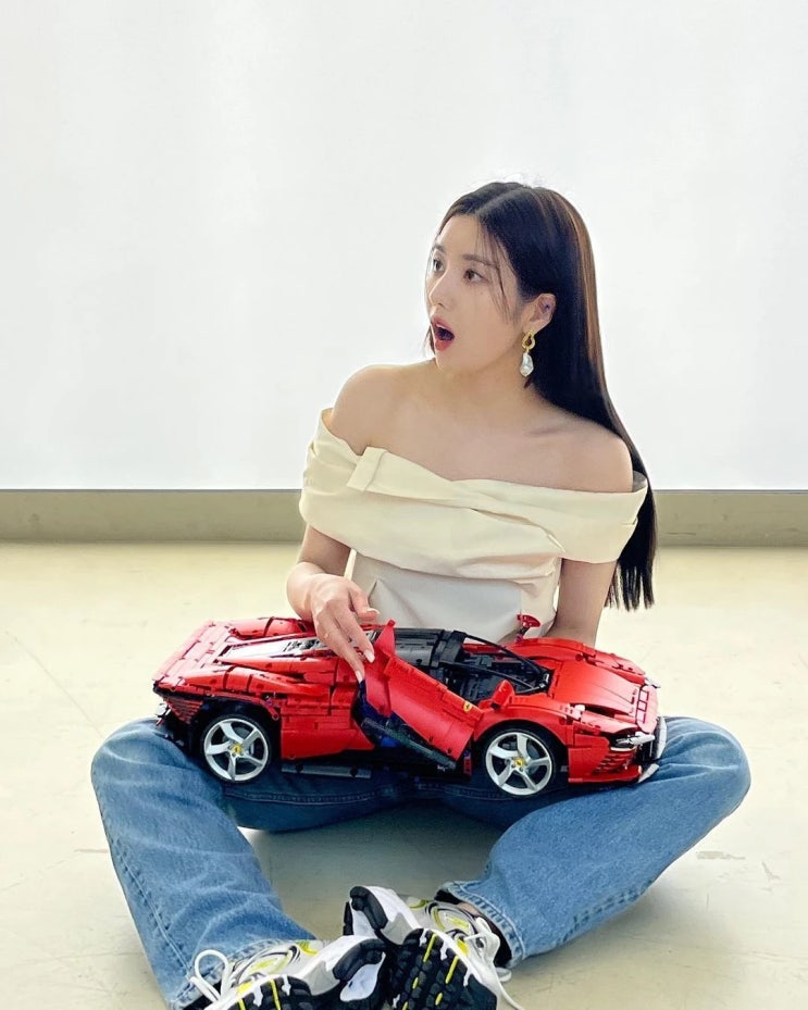 그룹 아이즈원 출신 권은비, 짧은 크롭티 입고 우아한 포즈 취해...월등함 그 자체 "모두 혀를 내둘렀다" 그룹 아이즈원 출신 권은비, 짧은 크롭티 입고 우아한 포즈 취해...월등함 그 자체 "모두 혀를 내둘렀다"
