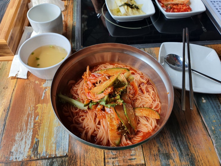  수원 장비빔국수와 굴국밥 보쌈 본점