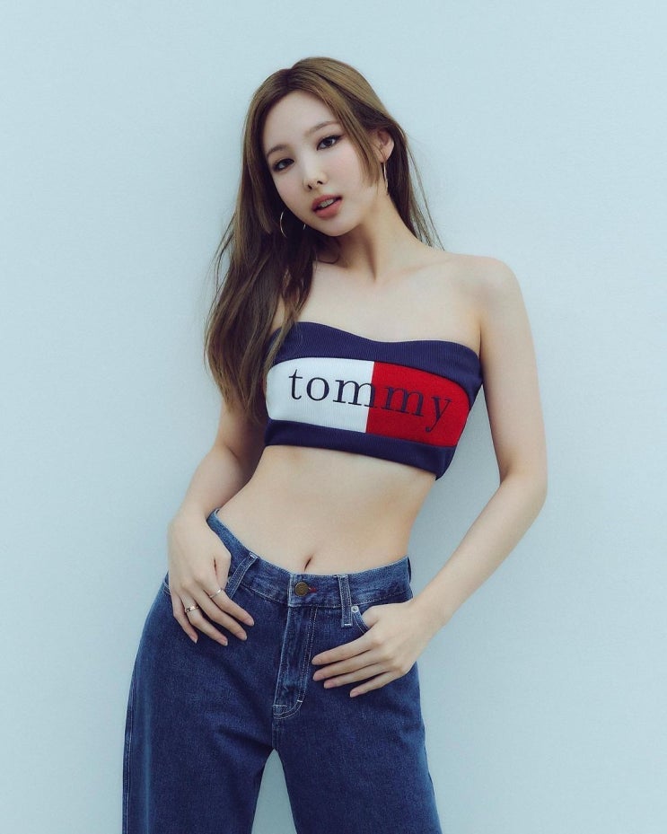 트와이스 나연 화보, 크롭톱으로 드러난 잘룩 허리 상반신 노출로 발랄한 매력 발산 트와이스 나연 화보, 크롭톱으로 드러난 잘룩 허리 상반신 노출로 발랄한 매력 발산