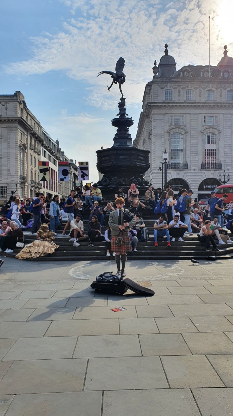  A little Artist in Pacadilly