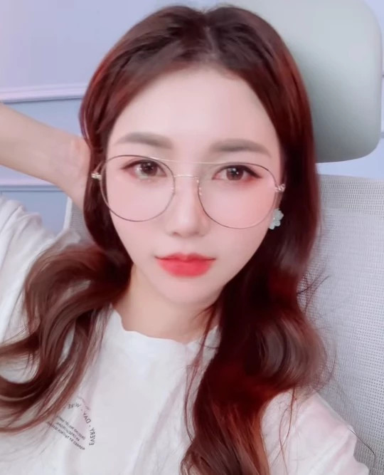 BJ 감동란 인스타 근황, 추석 맞아 팬들에게 한복 사진 올려...청량미 매력에 눈 둘 곳 없어 BJ 감동란 인스타 근황, 추석 맞아 팬들에게 한복 사진 올려...청량미 매력에 눈 둘 곳 없어