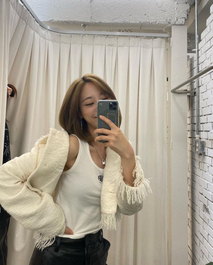 그룹 카라 허영지, 시스루 한복으로 추석 인사...우아한 쇄골라인과 인형 같은 미모가 시선 강탈 그룹 카라 허영지, 시스루 한복으로 추석 인사...우아한 쇄골라인과 인형 같은 미모가 시선 강탈