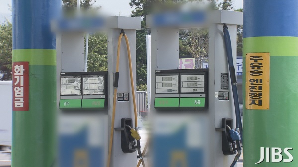 경유 '언제 내릴까'.."내년 봄까지 가격 역전 계속" 경유 '언제 내릴까'.."내년 봄까지 가격 역전 계속"