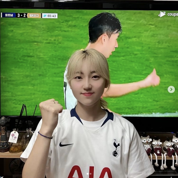 '골때녀' FC 발라드팀 가수 경서, 누구길래? 압박 플레이어로 훨훨 날며 돌풍...나이-노래-축구 실력 '골때녀' FC 발라드팀 가수 경서, 누구길래? 압박 플레이어로 훨훨 날며 돌풍...나이-노래-축구 실력