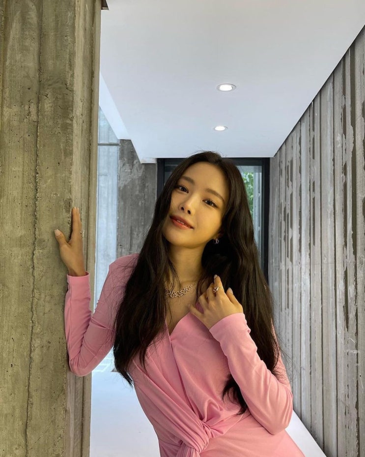 그룹 에이핑크 출신 손나은, 완벽한 핑크 드레스 입고 극강의 슬렌더임을 보여준다 그룹 에이핑크 출신 손나은, 완벽한 핑크 드레스 입고 극강의 슬렌더임을 보여준다