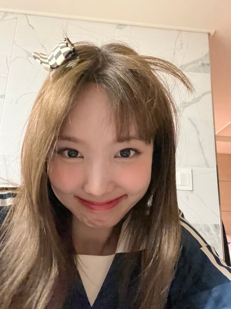 TWICE Nayeon Selfie Collection: Her Selfies as Wallpapers Bring Money