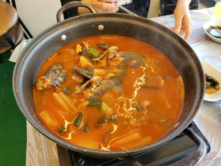  송도 뷰맛집 부산갈매기횟집 2층 후기(ft. 우럭 매운탕)