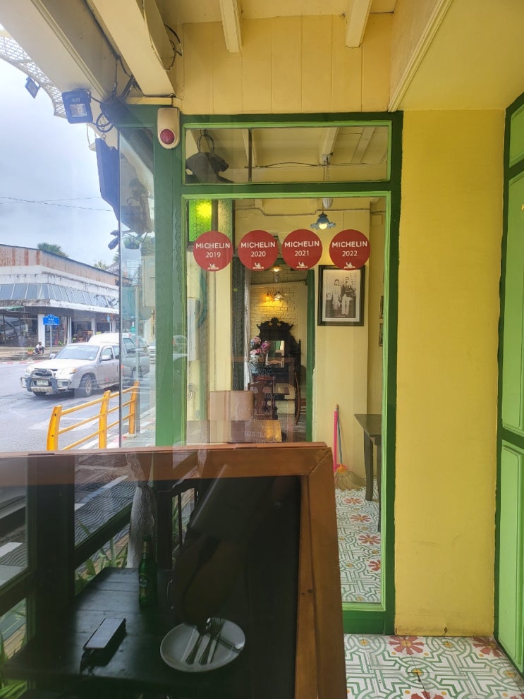   태국 여행 푸켓 올드 타운 원춘 One Chun Cafe & Restaurant 미슐랭 맛집 쏨땀 돼지갈비