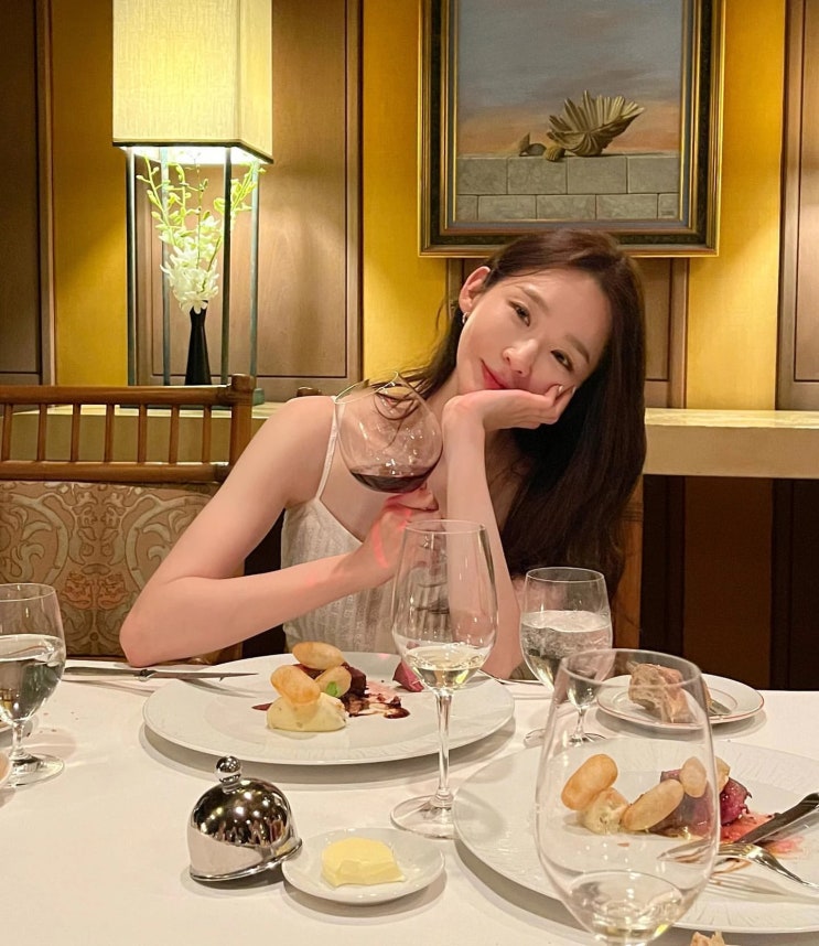 다비치 강민경이 인증한 혼밥 사진, 한끼 식사로 "제육 반 만두 반 물냉 반 먹으면 딱 행복하다" 다비치 강민경이 인증한 혼밥 사진, 한끼 식사로 "제육 반 만두 반 물냉 반 먹으면 딱 행복하다"