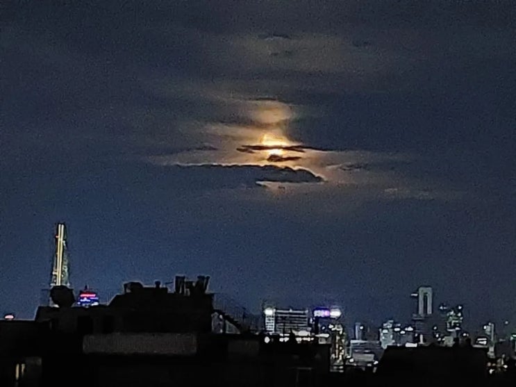 추석연휴 구름에 가려진 보름달 추석연휴 구름에 가려진 보름달