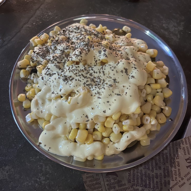  맛있는 피자와 맥주가 있는 펍피맥