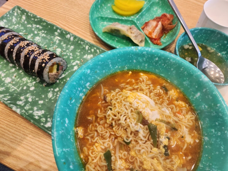  점심에 먹는 분식 라면과 김밥 너무 배부르고 맛있다.