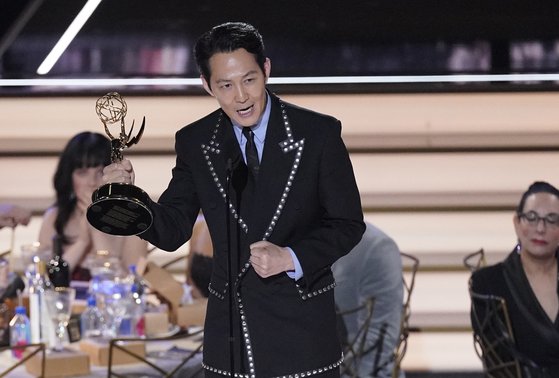 '임세령' 이정재, 에미상 남우주연상 수상...8년째 공개 열애 '연인 두손 꼭잡고 레드카펫 등장' (ft. 나이,학력,집안 프로필) '임세령' 이정재, 에미상 남우주연상 수상...8년째 공개 열애 '연인 두손 꼭잡고 레드카펫 등장' (ft. 나이,학력,집안 프로필)