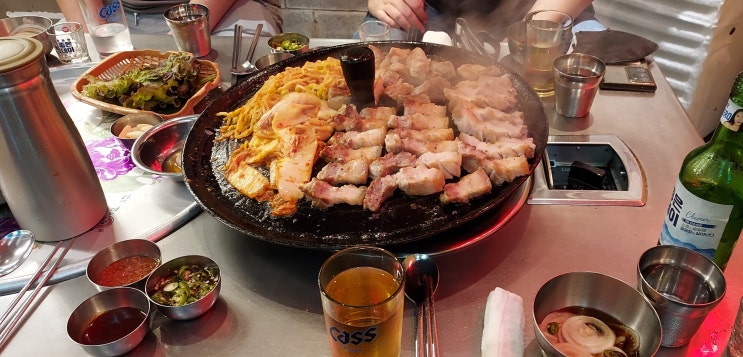  대방동 삼겹살 추천 - 솥뚜껑에 직원이 구워주는 목구멍!