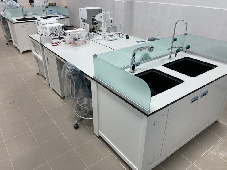  카메룬 가루아 병원 _ 연구실 4 _ 병원 _ 중앙실험대 _ 실험실 싱크대 (Garoua Hospital in Cameroon)