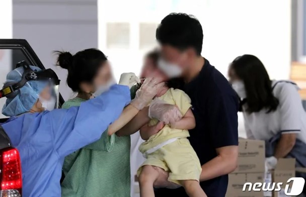 확진자 10명 중 1명은 '재감염'... 그 중 절반이 소아,청소년