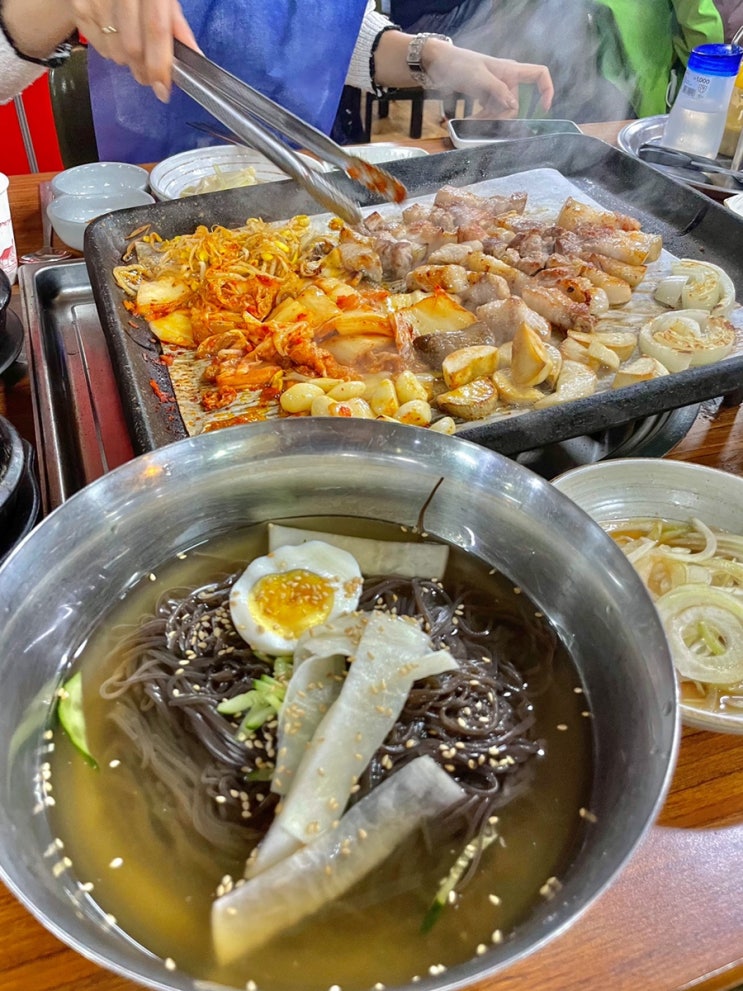  단대오거리맛집 직접 구워주는 흑돼지 삼겹살 :: 보물촌 꺼먹돼지 중동점