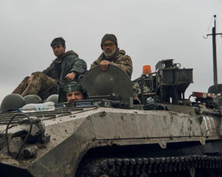 보고서: 러시아군은 무질서한 퇴각으로 탱크를 버립니다.