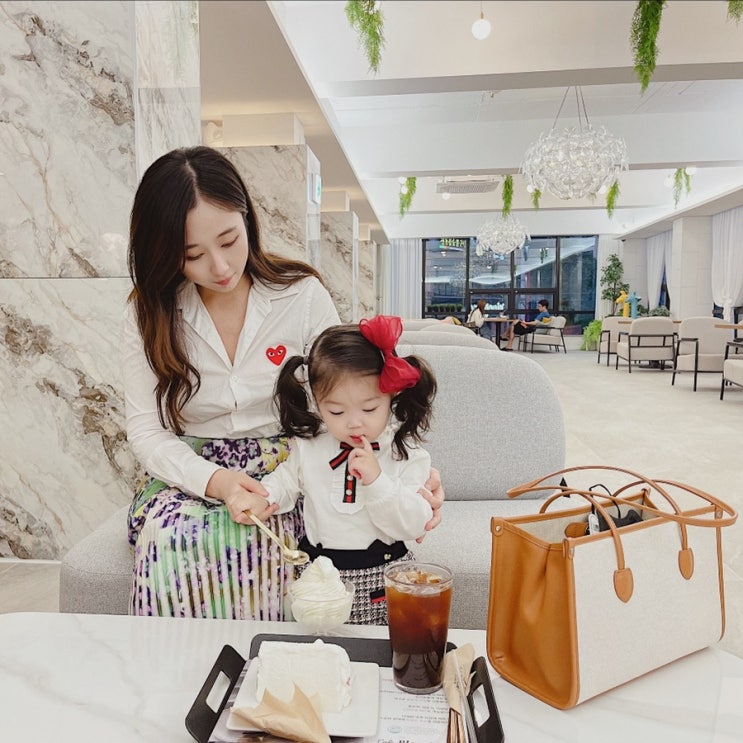  데일리백으로 사용 가능한 고급스러운 기저귀가방 추천