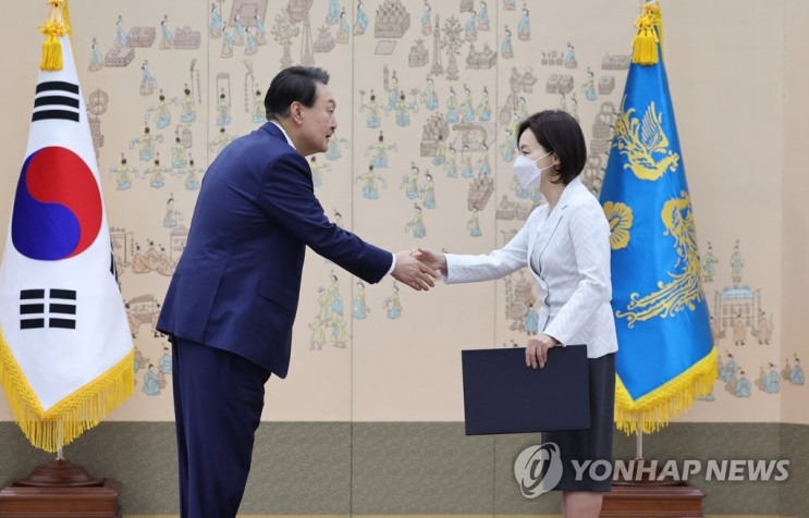 윤석열 대통령, 박상미 <b>주유</b>네스코 <b>대사</b>에 임명장 수여(종합)