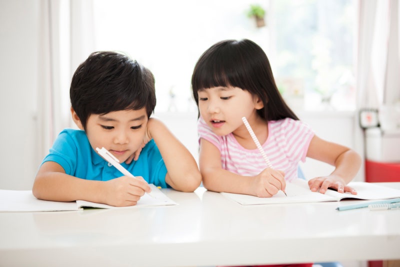 아이들에게 만화를 읽어주는 선생님