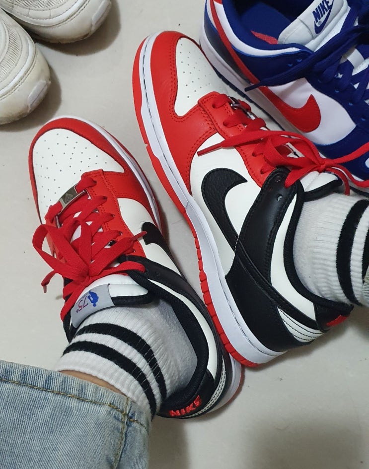 나이키 x NBA 덩크로우 블랙&칠리레드 신발끈 색상을 바꿔보면 어떤느낌일까?