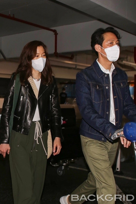 LA 입국 때부터 동행한 '이정재 연인' 임세령, 에미상 수상 순간 이모저모, 구찌 슈트와 디올 드레스로 커플룩 완성 LA 입국 때부터 동행한 '이정재 연인' 임세령, 에미상 수상 순간 이모저모, 구찌 슈트와 디올 드레스로 커플룩 완성
