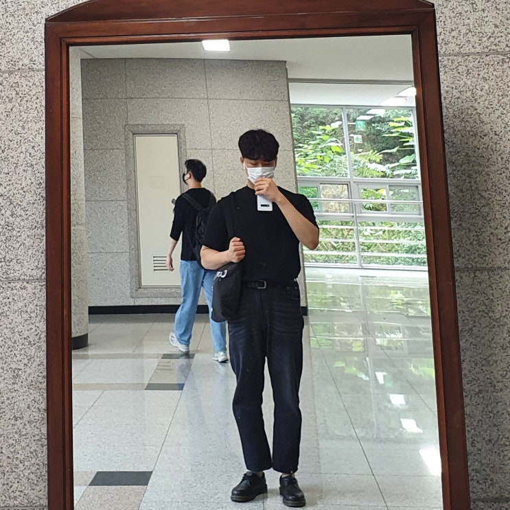 남자 옷 코디 : 검은색 티셔츠 흑청 와이드 청바지 남자 옷 코디 : 검은색 티셔츠 흑청 와이드 청바지