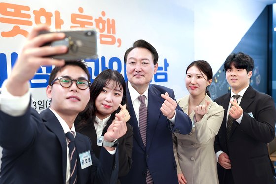 “국가가 내팽개쳤다…쓸 돈은 딱 쓰겠다” 尹의 '표 안되는 복지'론 “국가가 내팽개쳤다…쓸 돈은 딱 쓰겠다” 尹의 '표 안되는 복지'론