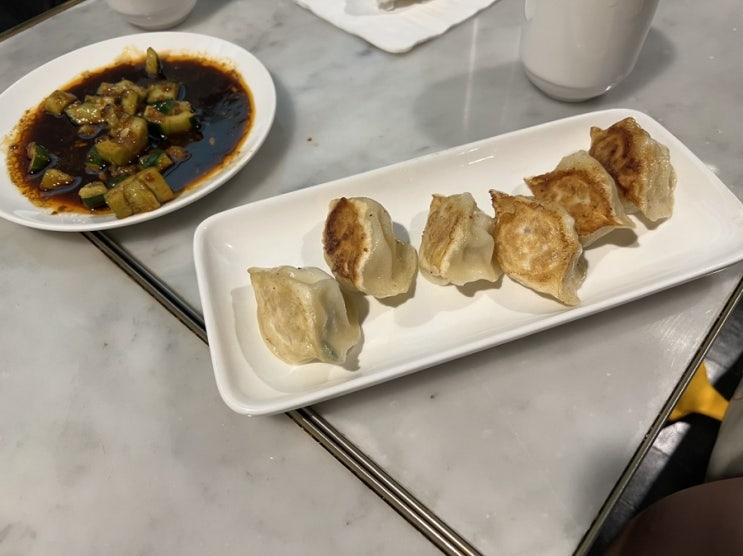  신사동 가로수길 만두맛집 - 삼창교자 :: 우니만두 오이무침 마라탕면 고기덮밥