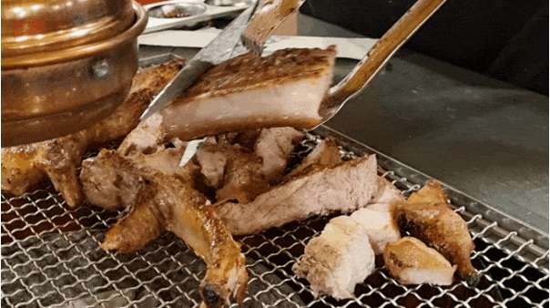  캠핑장 분위기의 강남역 삼겹살이 맛있는 고기집 : 녹슨드럼통 프리미엄